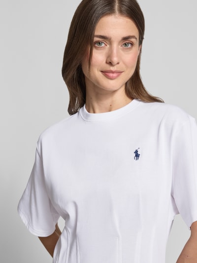 Frauenmodel trägt Leicht ausgestelltes Sweatkleid aus reiner Baumwolle von Polo Ralph Lauren in Weiß, Melange-Optik, Logo-Stitching, Kurzarm, Sweat, Nahaufnahme Oberkörper.