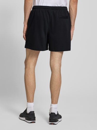 Männermodel trägt Shorts mit Label-Stitching und elastischem Bund van Nike in zwart katoenmix, relaxed fit, met tunnelkoord, ganzkörperansicht rückansicht.