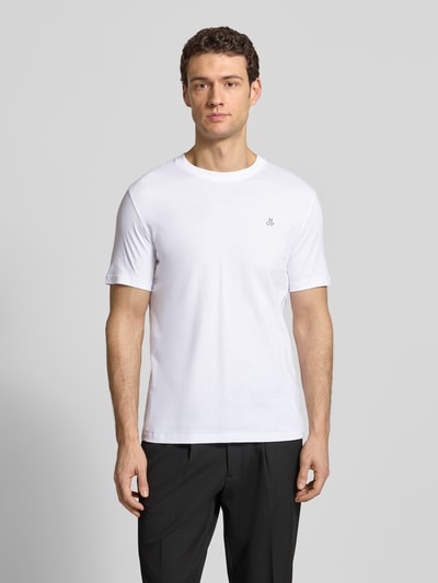 Männermodel trägt Regular Fit T-Shirt Set aus reiner Baumwolle im 3er-Pack von Marc O'Polo, unifarben, Logo-Print, Nahaufnahme Oberkörper