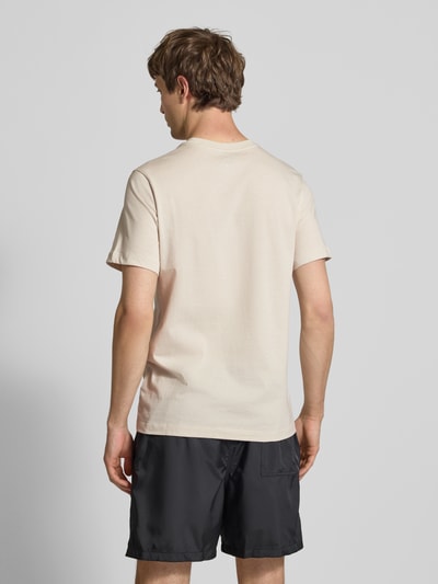 Männermodel trägt T-Shirt mit Label-Stitching von Nike, Herren T-Shirt aus Reine Baumwolle, Regular-Fit, Rundhalsausschnitt, Rückansicht. Rückenlänge 73 cm bei Größe M.