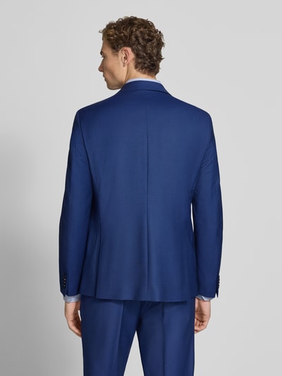 Männermodel trägt Regular Fit Sakko aus Schurwoll-Mix von bugatti in Blau mit Reverskragen, Rückenansicht, Ganzkörperansicht Rückansicht.
