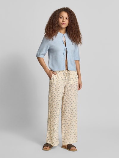 Frauenmodel trägt Wide Leg Pull-on-Hose aus Seersucker mit Kordelzug von REVIEW, zart gemustert, Elastischer-Material-Mix, Ganzkörperansicht von vorne.