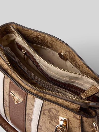 Produktfoto, Handtasche in Leder-Optik Modell 'Noelle' von GUESS in Beige- und Brauntönen mit Logo-Detail, geteiltes Hauptfach, Detailaufnahme.