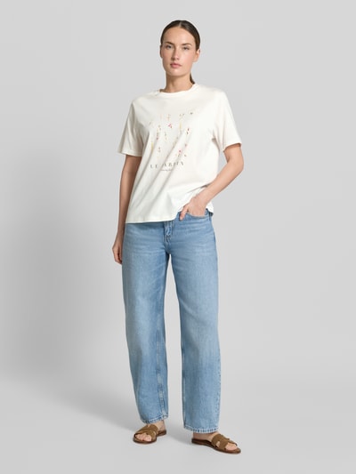 Frauenmodel trägt Damen T-Shirt mit Motiv-Print Modell 'SYBIL' von Vila, Reine Baumwolle, Gerader-Schnitt, Rundhalsausschnitt, Ganzkörperansicht von vorne.