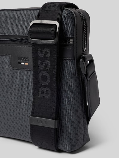 Produktfoto, Umhängetasche mit Allover-Muster Modell 'RAY_NM' von BOSS für Herren in Grau-Schwarz mit Reißverschluss, Label-Applikation, Hauptfach, Einschubfach, Reißverschlussfach, verstellbarer Schulterriemen, Optik:Allover-Muster, Form: Rechteckig, strukturierte Textur