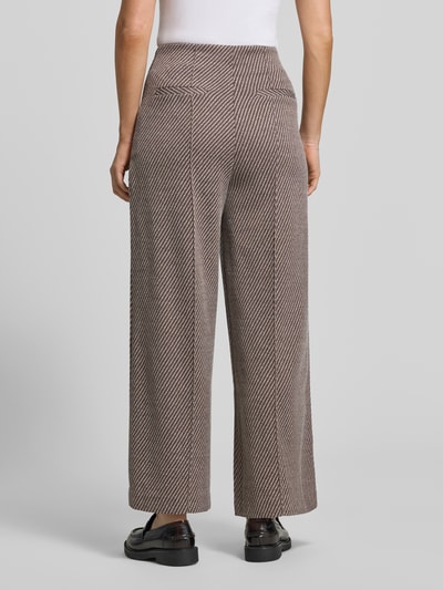 Männermodel trägt spodnie Wide Fit Hose mit Viskose-Anteil Model 'Kate' von ICHI, elastyczna mieszanka materiałów z dodatkiem wiskozy, ozdobne szwy, fakturowany wzór, kieszenie z tyłu, częściowo elastyczny pas, szerokość w rozmiarze S: 36 cm, długość wewnętrzna nogawki w rozmiarze S: 75 cm, widok całej sylwetki z tyłu