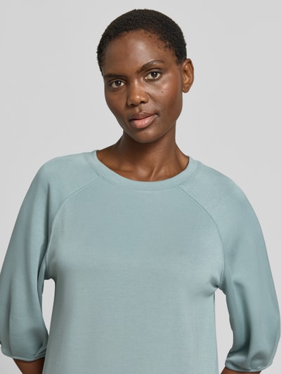 Frauenmodel trägt Sweatshirt mit 3/4-Arm und Tunnelzug von Zero in sanftem Blau, Material-Mix mit Viskose-Anteil, Regular-Fit, Rundhalsausschnitt, Nahaufnahme Oberkörper.