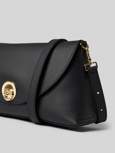 Produktfoto, Handtasche aus echtem Leder Modell 'NIKLA' von Coccinelle in Schwarz mit goldfarbenem Label-Detail, feine Narbung, abnehmbarer Schulterriemen, Hauptfach mit Überschlag, Reißverschluss-Innentasche, Maße 25x17x11 cm, Schulterrien 88 cm.