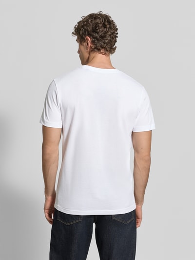 Männermodel trägt T-Shirt aus Baumwolle mit Rundhalsausschnitt von Christian Berg Men in Weiß, Regular-Fit, Label-Detail, Rückenlänge 71 cm, Ganzkörperansicht Rückansicht.