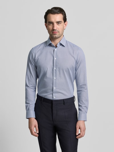 Männermodel trägt Regular Fit Business Hemd aus Baumwolle mit Kentkragen von Christian Berg Men, weiß-blau gemustert, Ganzkörperansicht von vorne.
