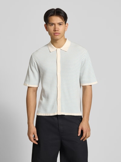 Männermodel trägt Regular Fit Freizeithemd mit 1/2-Arm von Jack & Jones aus reiner Baumwolle, Polokragen, Knopfleiste, vorne, Nahaufnahme Oberkörper.