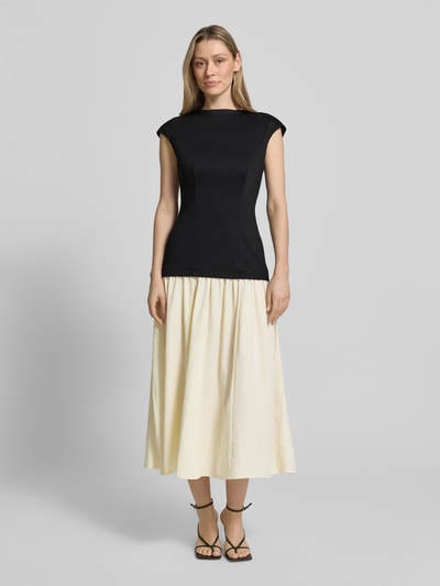 Frauenmodel trägt Midikleid im 2-in-1-Look von Little Mistress aus Material-Mix mit Stretch-Anteil, A-Linie, Rundhalsausschnitt, Ganzkörperansicht von vorne. Rückenlänge bei Größe 36: 127 cm, Brustweite: 45 cm.