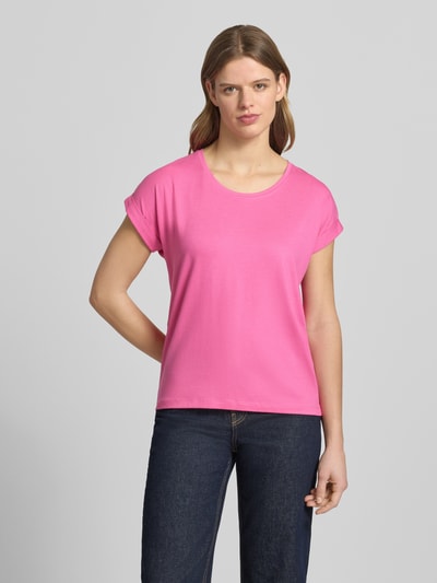 Vrouwenmodel draagt Regular Fit T-shirt uit viscosemix model 'MOSTER' van Only, look: effen, ronde hals, korte mouw, fijnrib, vooraanzicht gehele lichaam.
