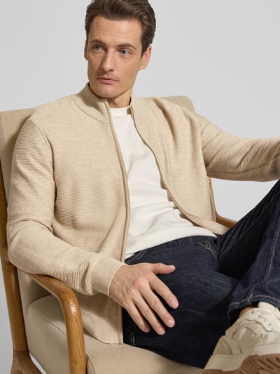Mężczyzna nosi Regular Fit Cardigan mit Stehkragen od OLYMP Level Five z bawełny, imitacja dzianiny, zamek błyskawiczny, elastyczne wykończenia, długość tyłu 68 cm, długość rękawów 67 cm, jasny beż, widok na górną część ciała z przodu