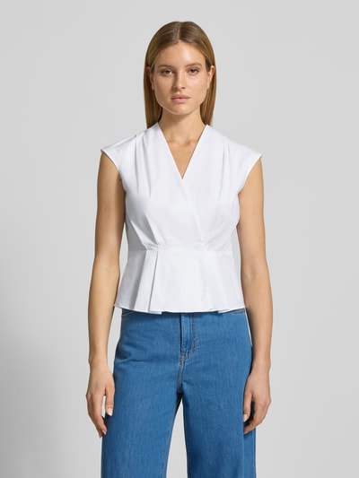Frauenmodel trägt Regular Fit Bluse mit gelegten Falten Modell 'Bazar' von Marella aus elastischem Baumwoll-Mix, weiße Farbe, Ärmelloses-Design, V-Ausschnitt, Wickel-Optik, Raffungen, Rückenlänge bei Größe 36: 55 cm, Ganzkörperansicht von vorne.