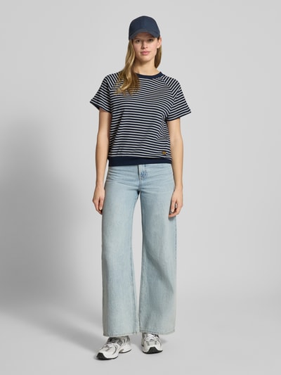 Vrouwenmodel draagt Relaxed Fit T-Shirt aus Baumwoll-Mix mit Label-Patch van G-Star Raw, donkerblauw-wit gestreept, ronde hals, korte raglanmouwen, elastische zoom, katoen-elastaan mix, label patch, lengte maat S 57 cm, volledige lichaamsweergave van voren.