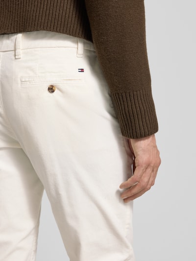 Tommy Hilfiger Spodnie sztruksowe z prostą nogawką z mieszanki bawełny model ‘DENTON’ Złamany biały 3