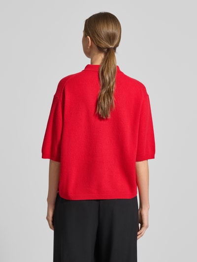 Modelka nosi Strickshirt aus Wolle-Kaschmir-Mix mit Polokragen von LUISA CERANO, krój relaxed fit, kołnierzyk polo, listwa guzikowa, długość tyłu w rozmiarze 36: 56 cm, długość rękawów w rozmiarze 36: 30 cm, widok całej sylwetki z tyłu.