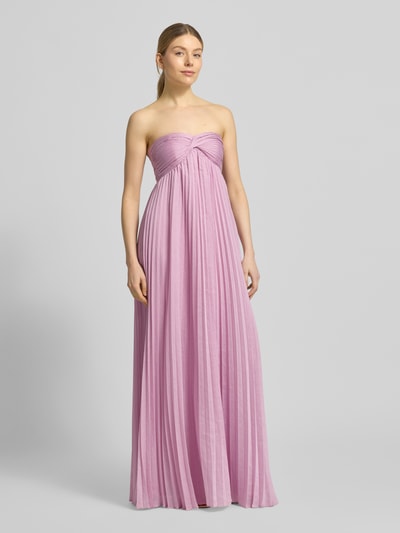 Frauenmodel trägt Abendkleid mit Plisseefalten und Bandeau-Ausschnitt von Jake*s Cocktail in Flieder, Maxikleid aus Chiffon, A-Linie, Ganzkörperansicht von vorne.
