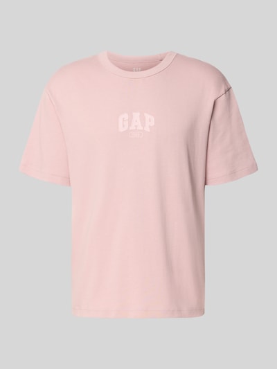Produktfoto, T-Shirt mit Logo und Rundhalsausschnitt von GAP, jasnoróżowa bawełna, krój regular fit, logo, długość tyłu w rozmiarze M: 61 cm