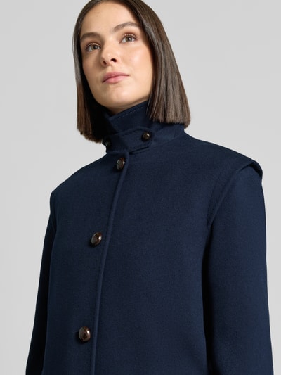 Modelka nosi granatowy płaszcz Regular Fit Mantel aus Woll-Mix model 'GESSATI' od Weekend Max Mara, zbliżenie na górną część ciała.
