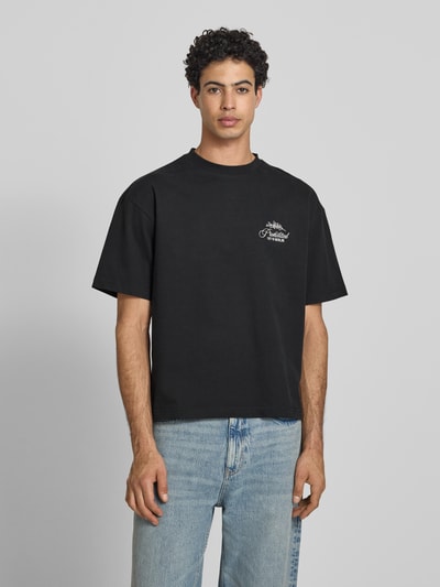 Männermodel trägt T-Shirt mit Label-Stitchings und Rundhalsausschnitt von PROHIBITED, Reine Baumwolle, Regular-Fit, schwarze Farbe, Ganzkörperansicht von vorne. Rückenlänge bei Größe M: 65 cm.