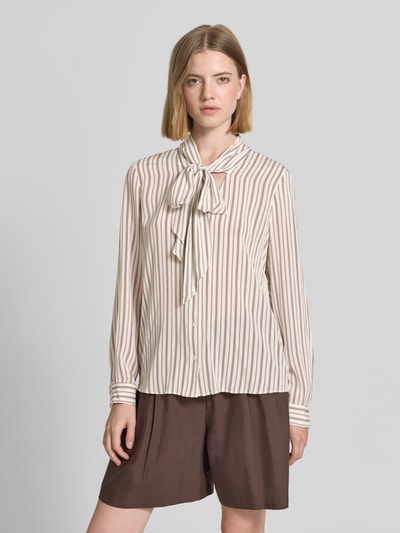 Frauenmodel trägt Slim Fit Schluppenbluse aus Viskose von comma, cremefarbene und braune Streifen, Sportmanschetten, Teilungsnaht, reine Viskose, Ganzkörperansicht von vorne.