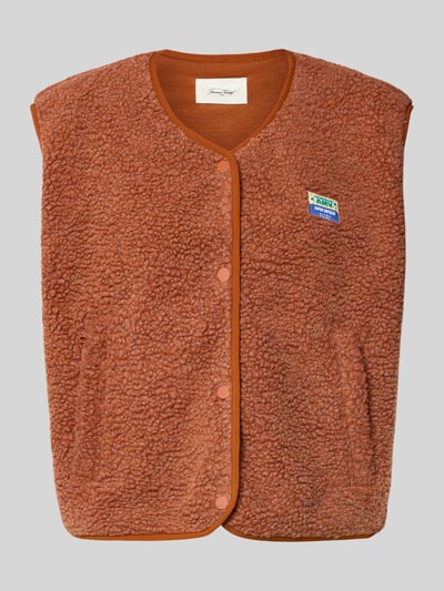 Produktfoto, Relaxed Fit Weste aus Teddyfell Modell 'Hoktown' von American Vintage, braune Farbe, Logo-Patch, Knopfleiste, weiche Textur