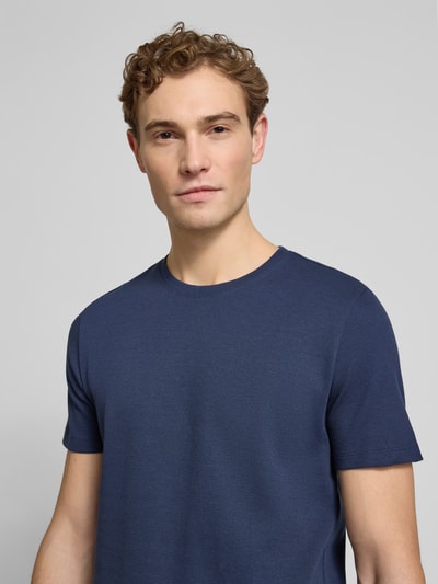 Männermodel trägt Regular Fit T-Shirt mit Strukturmuster von Christian Berg Men, Baumwoll-Mix, Rundhalsausschnitt, Nahaufnahme Oberkörper.