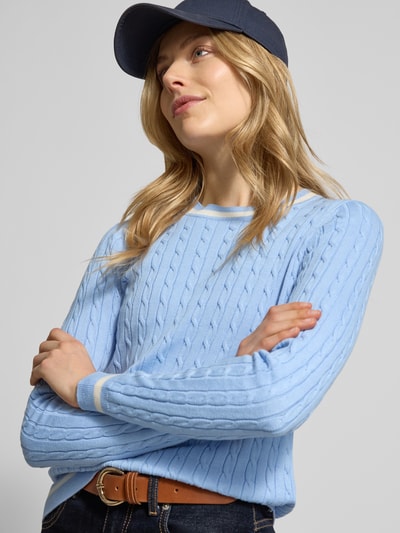 Vrouwenmodel draagt Strickpullover met geribde boorden van Christian Berg Woman, regular fit, katoenmix, ronde hals, Nahaufnahme bovenlichaam.