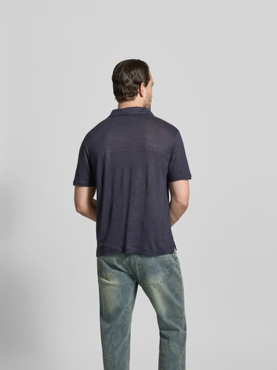 Männermodel trägt Regular Fit Poloshirt aus reinen Leinen von Officine Générale, dunkelblau, semitransparent, kurzärmelig, Rückenansicht, Ganzkörperansicht Rückansicht.