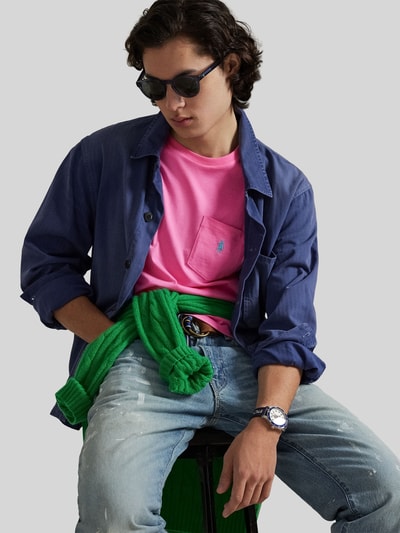 Männermodel trägt Regular Fit T-Shirt aus reiner Baumwolle von Polo Ralph Lauren in uni pink mit Logo-Stitching, kurzarm, Rundhals, Jersey, Ganzkörperansicht von vorne