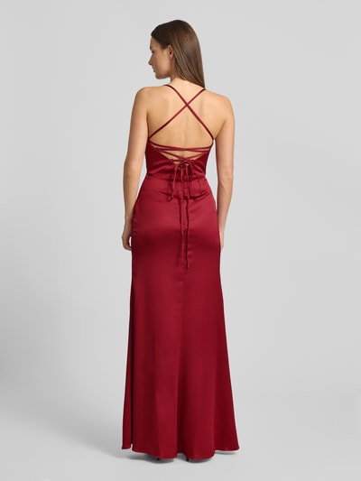 Frauenmodel trägt Abendkleid mit Wasserfall-Ausschnitt von LUXUAR FASHION, taillierter Schnitt, unifarbenes Design, gekreuzte Spaghettiträger, Wickel-Optik, Gehschlitz, Haken- und Nahtreißverschluss, Rückenlänge 120 cm, Brustweite 41 cm, Ganzkörperansicht Rückansicht.