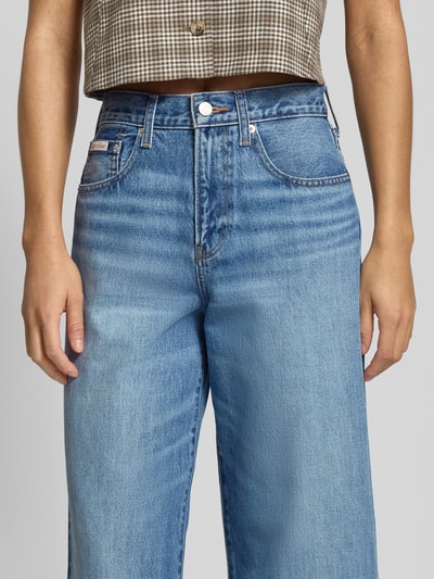 Frauenmodel trägt Wide Fit Jeans mit Label-Detail von Calvin Klein Jeans, Used-Look, Reine Baumwolle, Nahaufnahme Oberkörper.