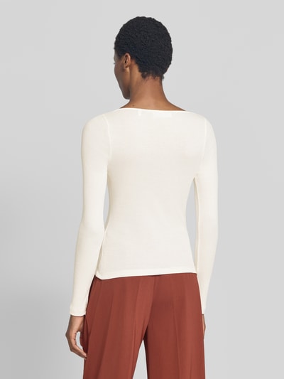 Frauenmodel trägt Slim Fit Shirt aus reiner Baumwolle von Rich & Royal in Creme mit langen Ärmeln und Spitzen-Besatz, Ganzkörperansicht Rückansicht. Rückenlänge bei Größe S: 55 cm.