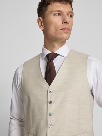 Männermodel trägt Weste aus Viskose Modell 'Weazer' von JOOP! Collection in Beige, Regular-Fit, V-Ausschnitt, Knopfleiste, Eingrifftaschen, Nahaufnahme Oberkörper.