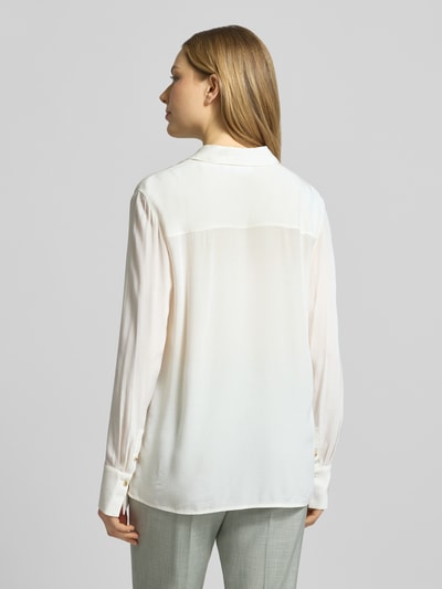 Frauenmodel trägt Relaxed Fit Hemdbluse aus reiner Viskose von Comma, weiß, mit Hemdblusenkragen, gelegte Falten, langärmelig, Rückenlänge 62 cm, Ärmellänge 62 cm, Ganzkörperansicht Rückansicht.