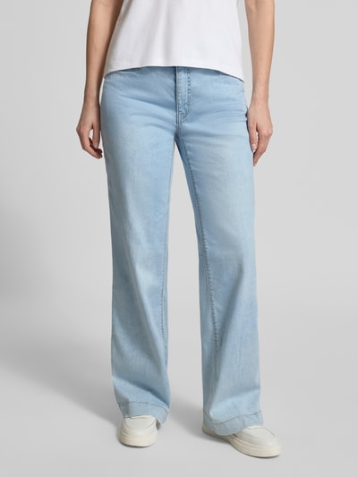 Kobiece modelka nosi jasnoniebieskie Wide Leg Jeans z wpuszczanymi kieszeniami model 'Dream' od MAC, mieszanka bawełny i modalu, szerokość w rozmiarze 36/32: 38 cm, długość wewnętrzna nogawki 83 cm, widok całej sylwetki z przodu.