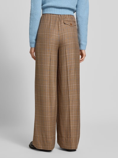 Frauenmodel trägt Stoffhose aus Viskose-Woll-Mix Modell 'Mie Kalif' von MOS MOSH mit Karomuster, Relaxed Fit, Ganzkörperansicht Rückansicht.
