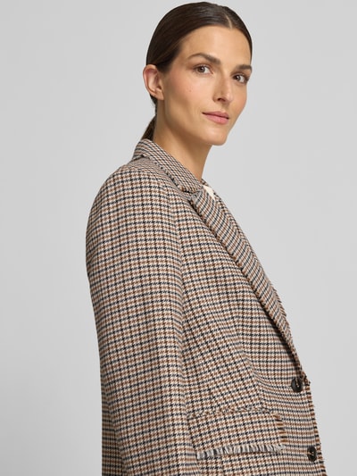 Frauenmodel trägt Regular Fit Blazer mit Fransen-Saum von White Label im Hahnentritt-Print, Reverskragen, Nahaufnahme Oberkörper.
