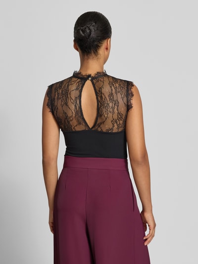 Frauenmodel trägt Body mit Spitzenbesatz von Rinascimento in Schwarz, enganliegend, Stehkragen, Knopfverschluss, Rückenansicht, Rückenlänge S 48 cm.