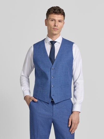 Männermodel trägt Weste mit V-Ausschnitt und Eingrifftaschen von Christian Berg Men aus Material-Mix mit Viskose-Anteil, Regular-Fit, Hellblau, Knopfleiste, Ganzkörperansicht von vorne. Rückenlänge bei Größe 50: 61 cm.