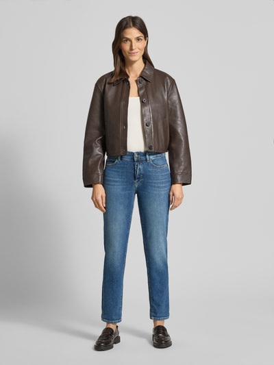 Frauenmodel trägt Jeans mit 5-Pocket-Design von Marc Cain im Baumwoll-Elasthan-Mix, gerader Schnitt, mittleres Blau, Ganzkörperansicht von vorne.