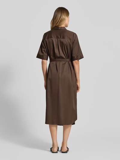 Frauenmodel trägt Hemdblusenkleid mit Bindegürtel von comma in Braun, Midikleid aus Baumwoll-Mix mit Stretch, Ganzkörperansicht Rückansicht.
