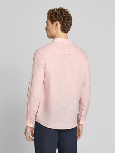 Męski model nosi Regular Fit Freizeithemd aus reinem Leinen od s.Oliver RED LABEL, jasnoróżowy, gładki, krój regular fit, len, długi rękaw, naszywka z logo, mankiety, pełny tył sylwetki