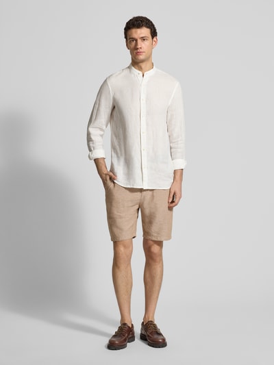 Männermodel trägt Shorts aus Baumwoll-Leinen-Mix mit elastischem Bund von Scotch & Soda in Beige, Regular Fit, Ganzkörperansicht von vorne.