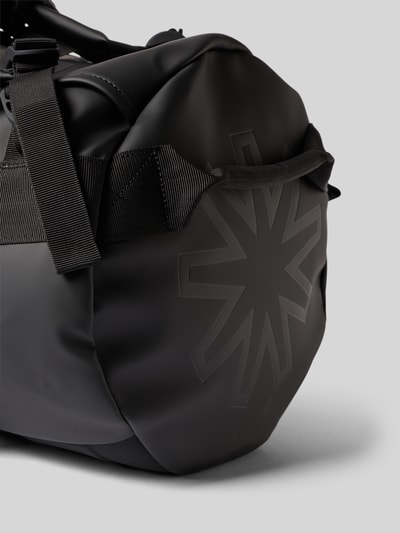 Produktfoto, schwarzer Duffel Bag mit Logo-Detail Modell 'Texel' von Rains, glatte Oberfläche, breite Tragegurte, Hauptfach mit Reißverschluss, verstellbare Schulterriemen, Größe 55x26x34 cm, Schulterriemen 80 cm