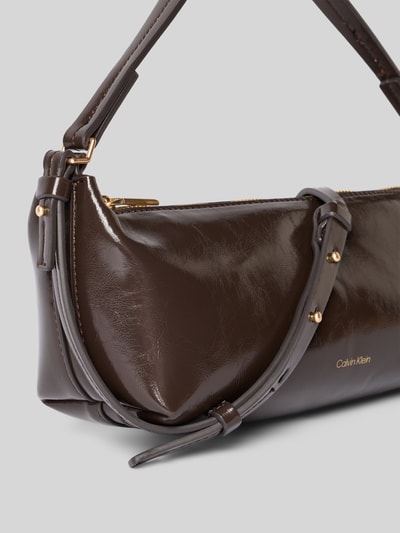 Produktfoto, braune glänzende Oberfläche, goldene Details, rechteckige Form, wytłaczane logo, Henkeltasche mit Label-Prägung Modell 'FOIL LOGO GLOSSY CONV BAG' von CK Calvin Klein, Damen Henkeltasche