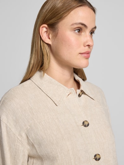 Vrouwenmodel draagt Jacke aus Leinen-Mix met Kentkragen Modell 'Viana Ginia' van MSCH Copenhagen, mix van linnen en viscose, recht model, knoopsluiting, lichte beige tint, grof geweven textuur, detailopname bovenlichaam.