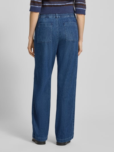 Männermodel trägt Wide Leg Jeans mit elastischem Bund von Brax, mieszanka bawełny, z dodatkiem streczu, efekt znoszenia, szerokość w rozmiarze 36: 42 cm, długość wewnętrzna nogawki w rozmiarze 36: 86 cm, spodnie z szerokimi nogawkami, widok całej sylwetki od tyłu